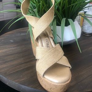 Size 7 Dr scholl’s Wraparound platform with glitter gold band